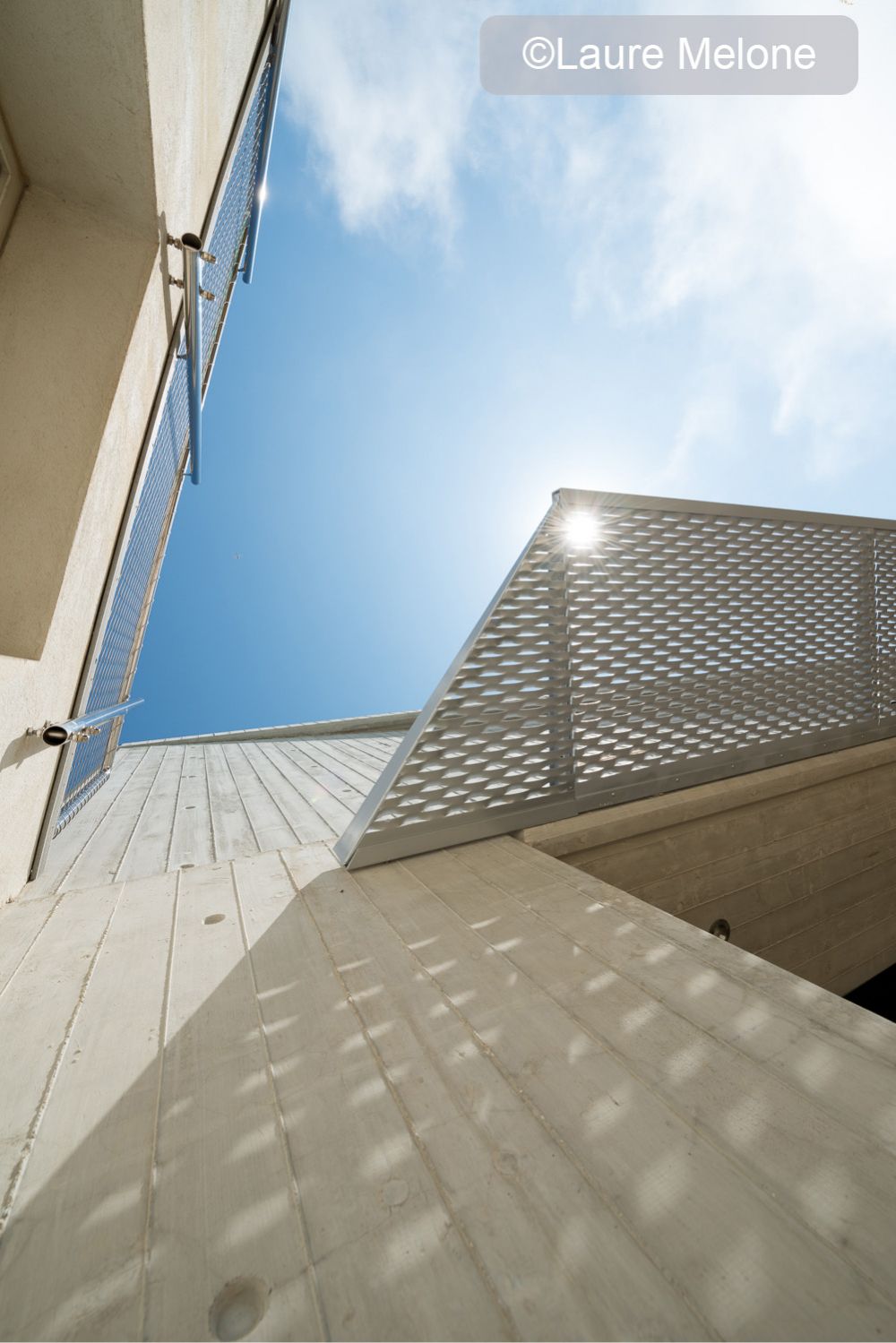 Casquette brise-soleil métal déployé